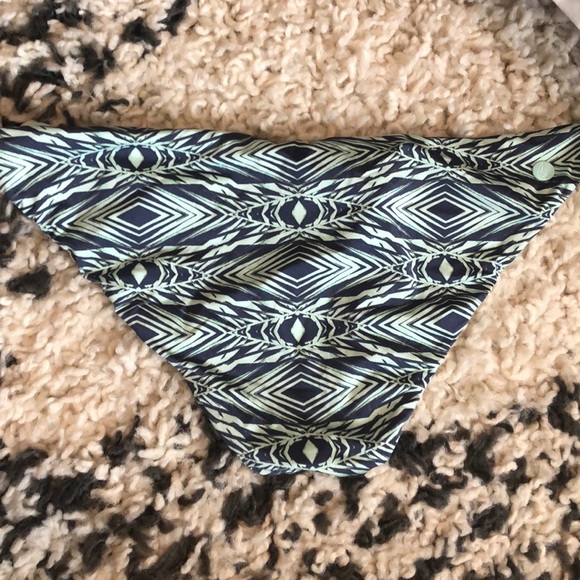 Volcom swimsuit bottoms - Picture 2 of 4